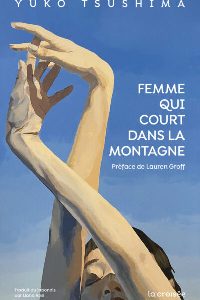 FEMME QUI COURT DANS LA MONTAGNE