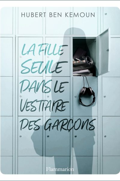 LA FILLE SEULE DANS LE VESTIAIRE DES GARCONS