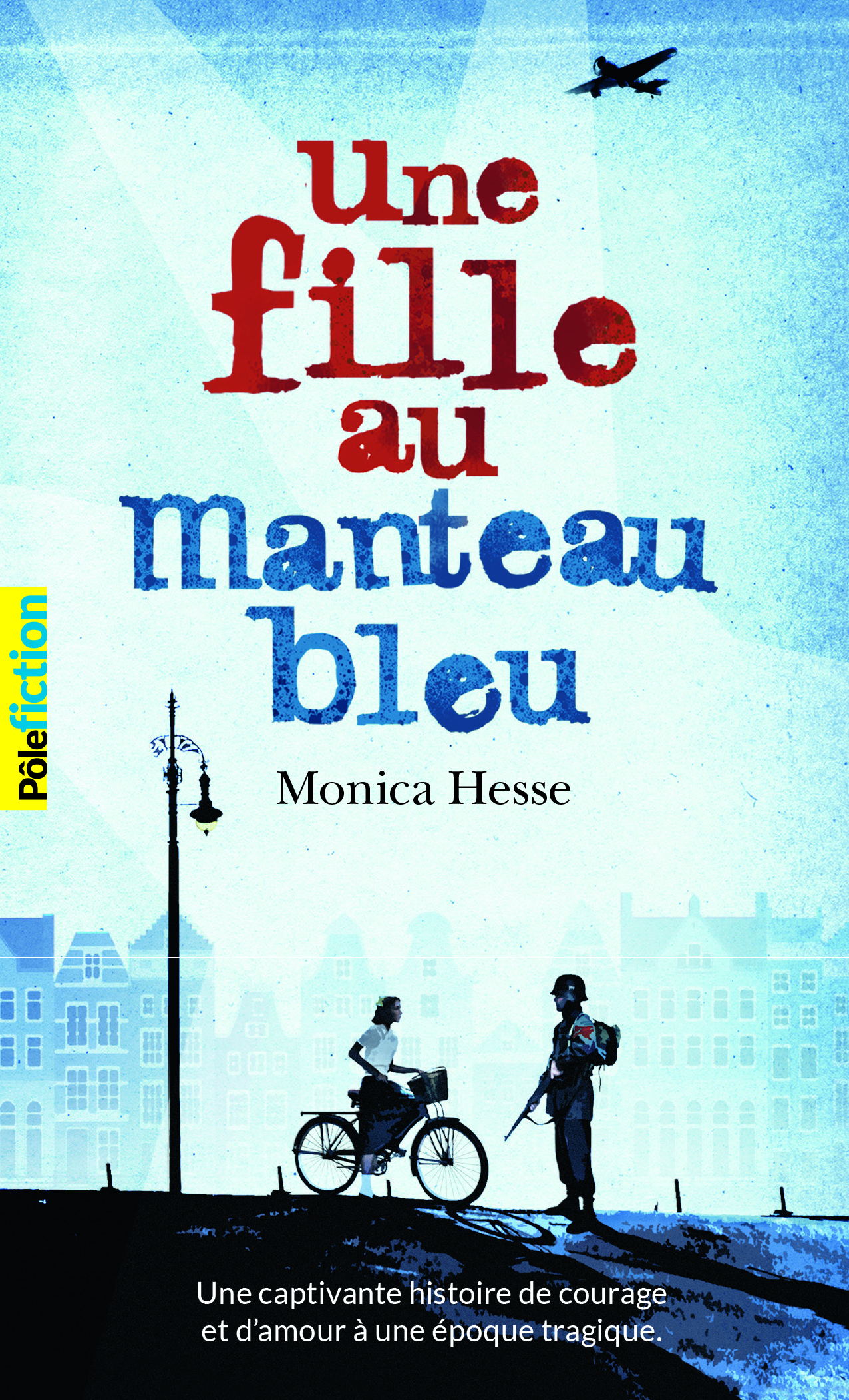 UNE FILLE AU MANTEAU BLEU