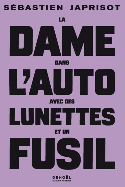 LA DAME DANS L'AUTO AVEC DES LUNETTES ET UN FUSIL