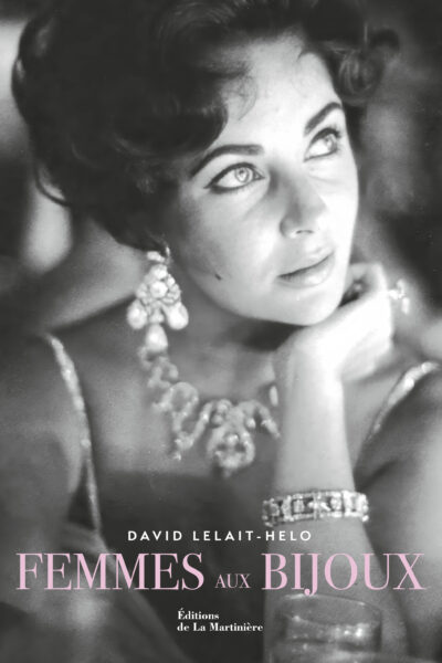 FEMMES AUX BIJOUX