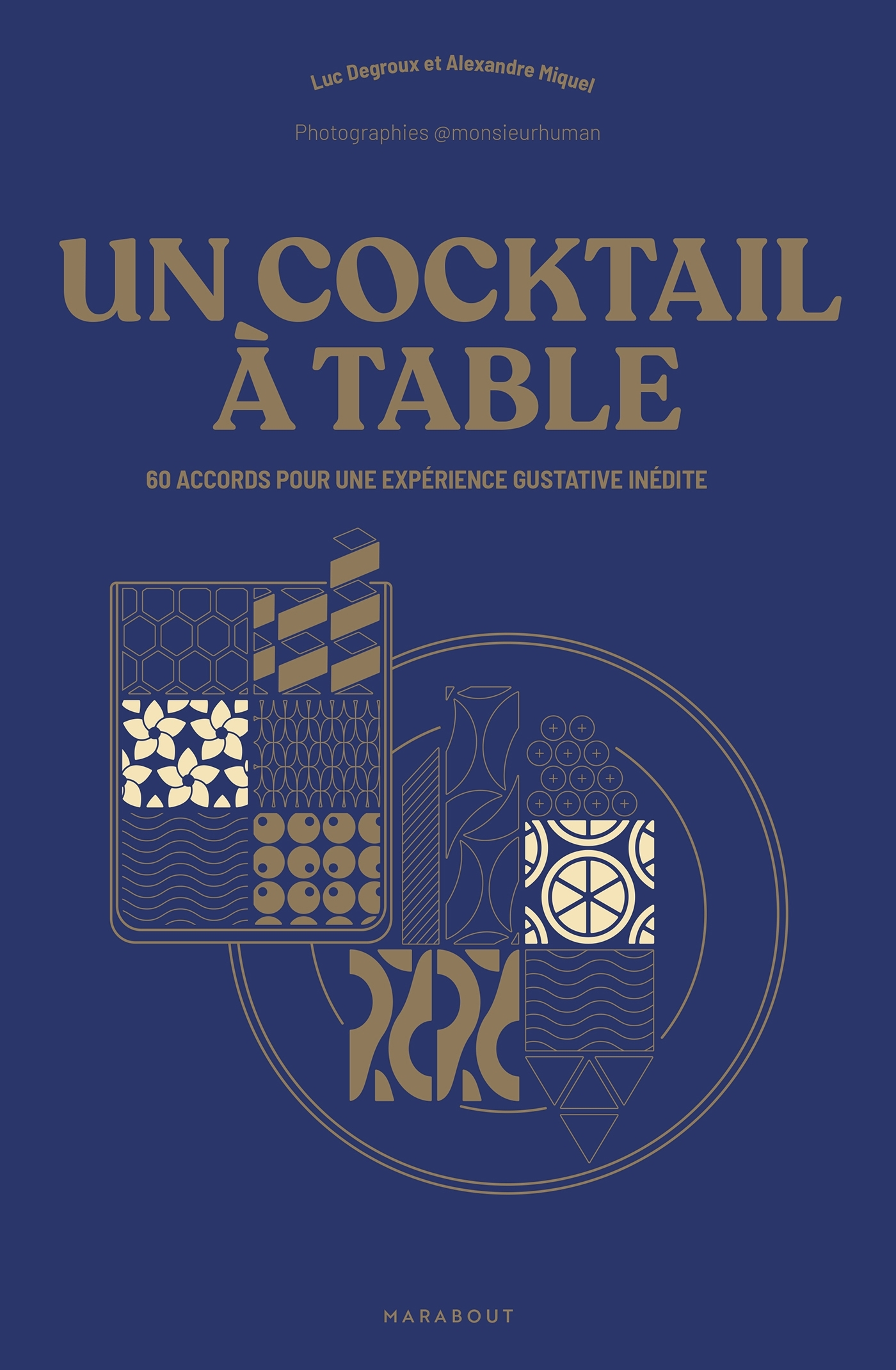 UN COCKTAIL A TABLE