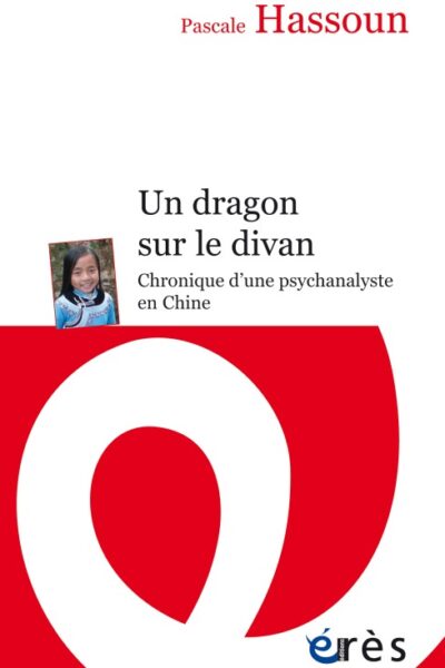 UN DRAGON SUR LE DIVAN