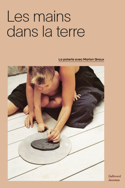LES MAINS DANS LA TERRE - LA POTERIE CHEZ MARION GRAUX