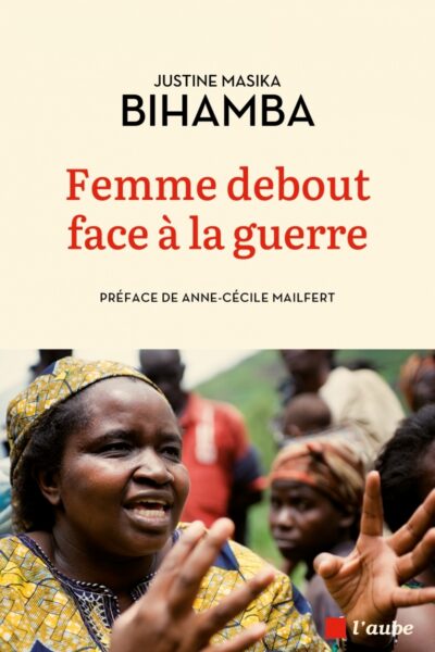 FEMME DEBOUT FACE A LA GUERRE